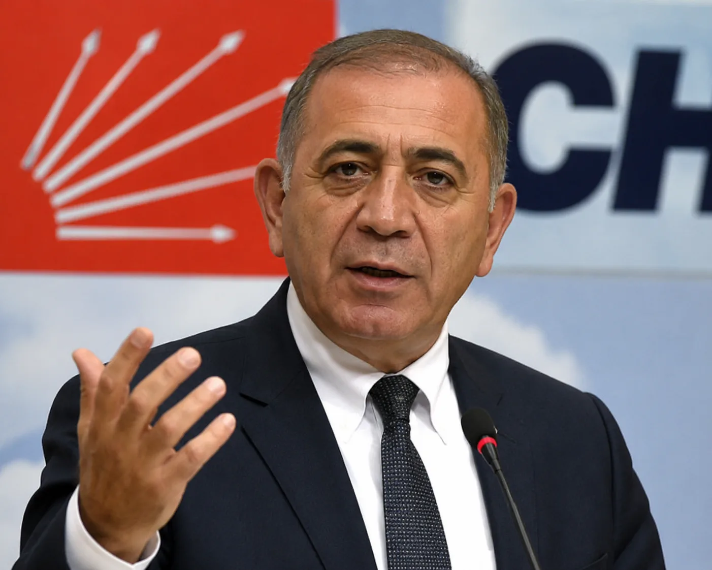 Gürsel Tekin’den Özgür Özel’e Sert Sözler: “CHP Bir Şirket Değildir”