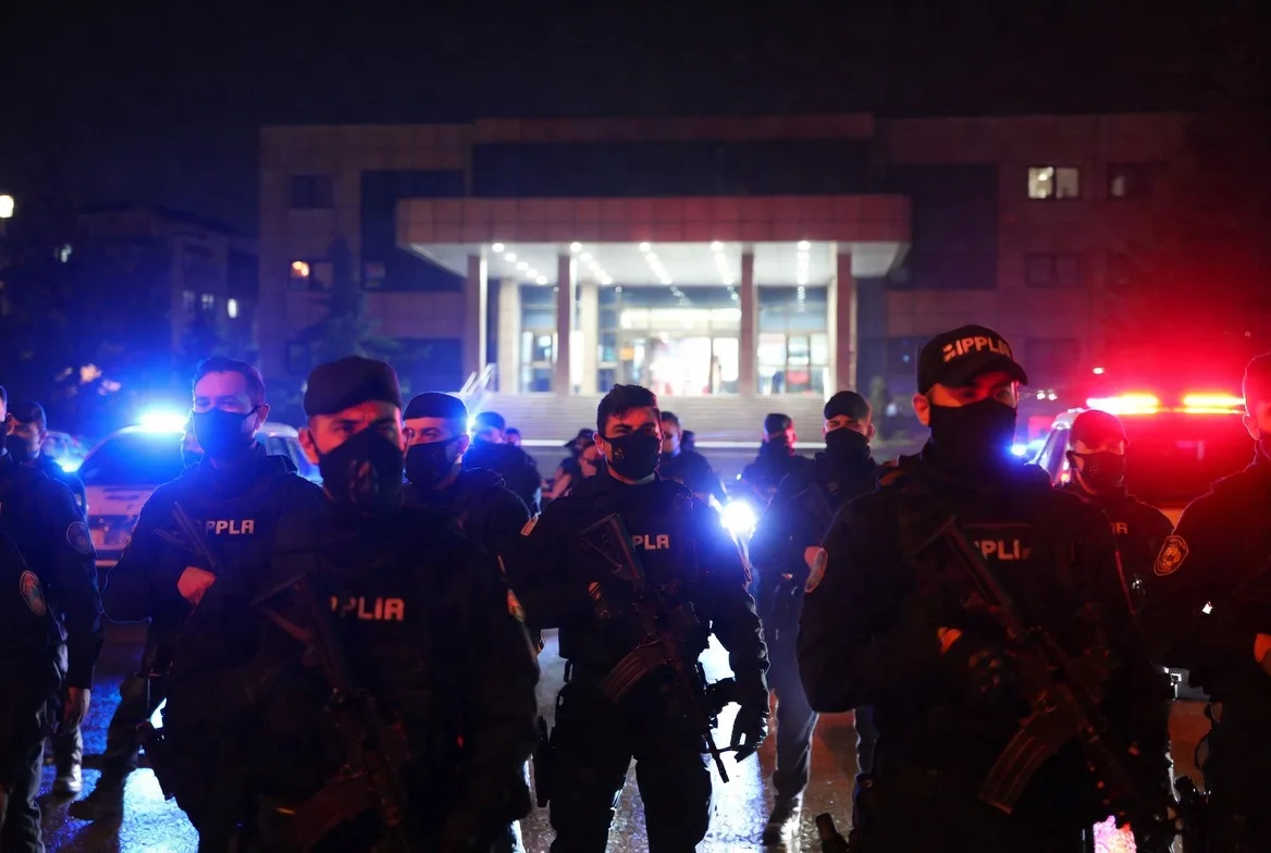Ankara’da FETÖ Operasyonu: 7’si Aktif Memur 24 Şüpheliye Gözaltı